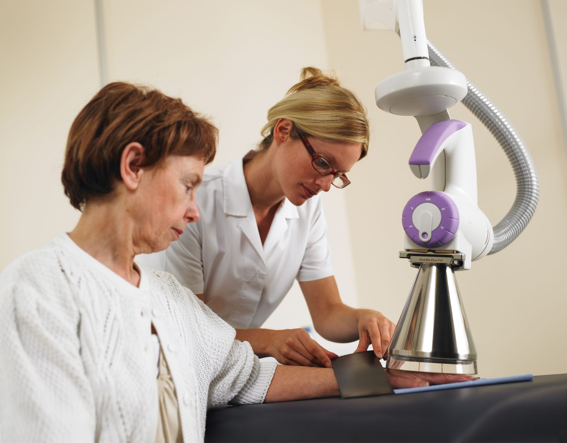 Система поверхностной лучевой терапии рентгеновские лучи - XSTRAHL 100 ...