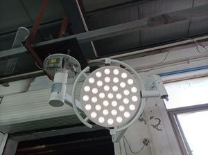 потолочный хирургический светильник