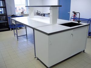 лабораторный стол с раковиной