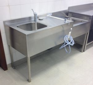 установка для мытья трупов с регулируемой высотой