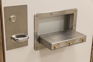 передаточное окно с раздвижной дверцей