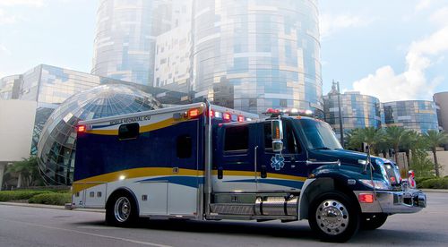 Машина скорой помощи для инфекционных рисков - American Emergency Vehicles - с отсеком