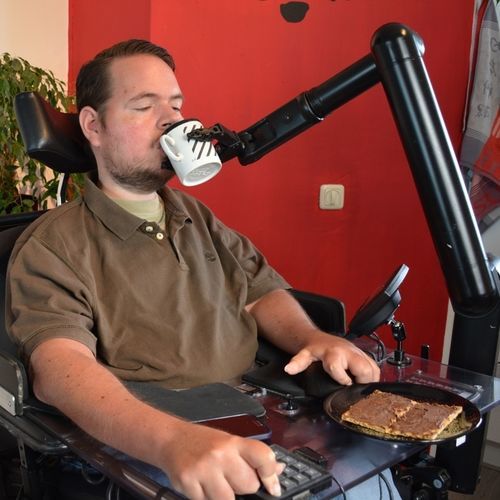 Вспомогательный роботизированный кронштейн - iARM - Assistive Innovations B.V. - для питания / для инвалидной коляски / шарнирный
