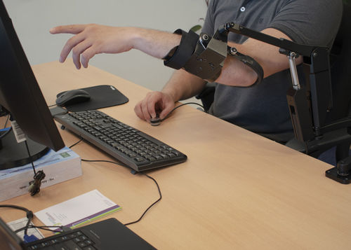 Опора для руки для инвалидных колясок - iFLOAT - Assistive Innovations B.V. - для лиц с ограниченными возможностями / электрическая