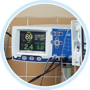 Настольный многопараметрический монитор пациента - Q2 Plus™  - ICU Medical - для ЭКГ / NIBP / SpO2