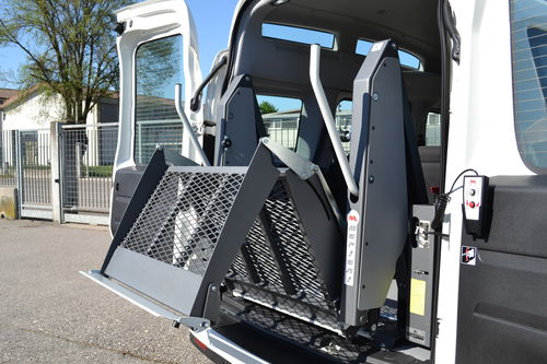 Подъемная платформа для инвалидного кресла - BBO 115.73 - Mariani Lift System - установленная на транспортном средстве