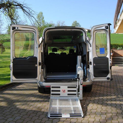 Подъемная платформа для инвалидного кресла - A255 series - Mariani Lift System - установленная на транспортном средстве