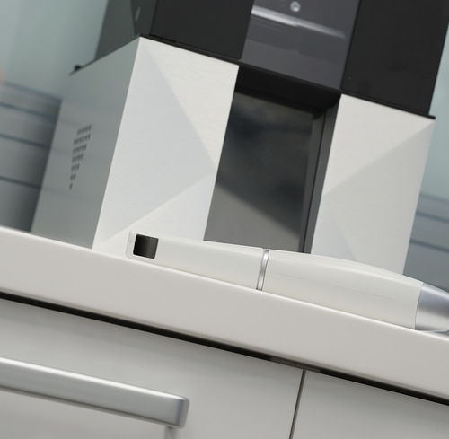 Стоматологический 3D-принтер - Clinic Bundle (IOS + 3D Printer + CAD Platform) - VOXELTEK - на кресле