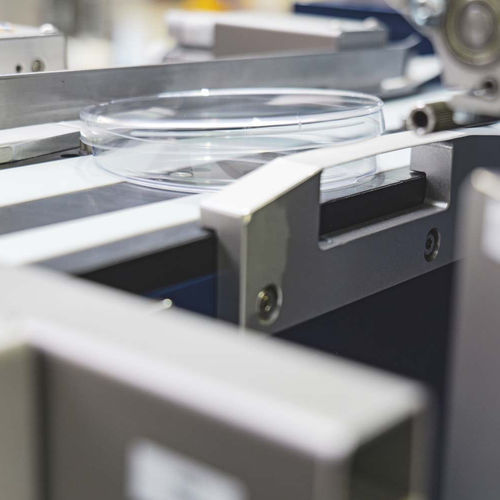 Этикетировочная машина для чашки Петри - Lab PlateMaster Pro - b+b Automations- und Steuerungstechnik GmbH - автоматизированная / для этикеток со штрих-кодом