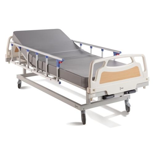 Кровать для больниц - 2 - Palakkad Surgical Industries - ручная / с регулируемой высотой / на роликах