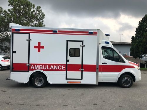 Машина скорой помощи с отсеком - eos ambulance - с 4 носилками / с кислородной терапией