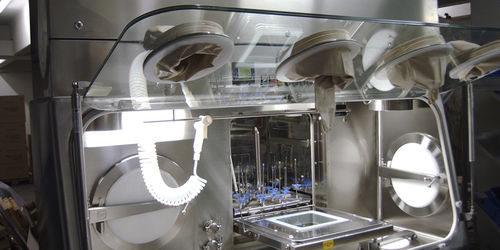 Изолятор для промывания - ART GmbH Anlagenbau Reinraum Technik - класс ISO 5 / для токсичного продукта / напольный