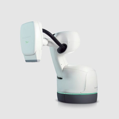 Линейный ускоритель стереотаксическая радиотерапия - CyberKnife® M6™ - Accuray - гипофракционная радиотерапия / с роботизированным координатным столом / с многоосевым роботизированным манипулятором