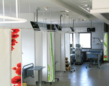 Медицинская ширма с настенным держателем - MEDICASCREEN CUSTOM-MADE® - Medicascreen - складная / со шторой