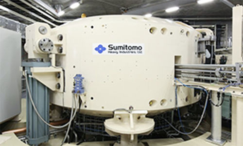 Циклотрон для протонной терапии с роботизированным координатным столом - Sumitomo Heavy Industries